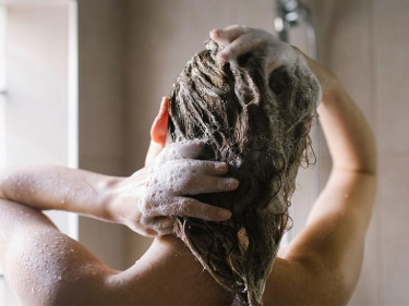 Transições ecológicas no banho: como se adaptar ao shampoo sólido?