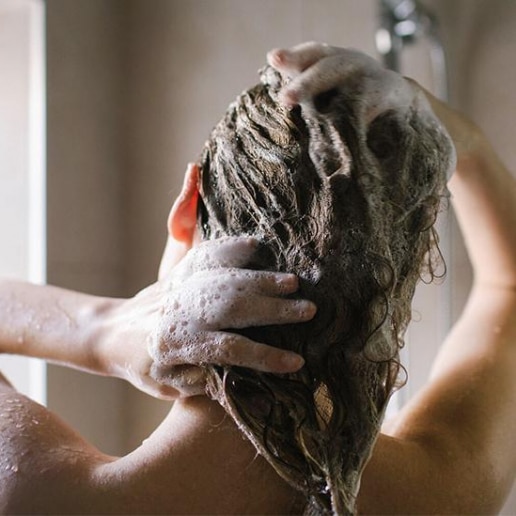 Transições ecológicas no banho: como se adaptar ao shampoo sólido?